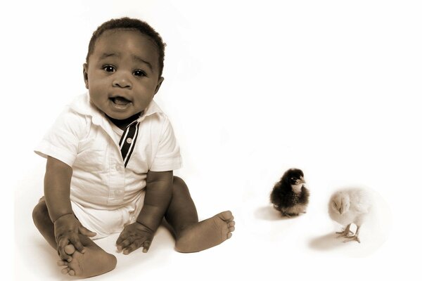 Adorable bébé avec des poussins