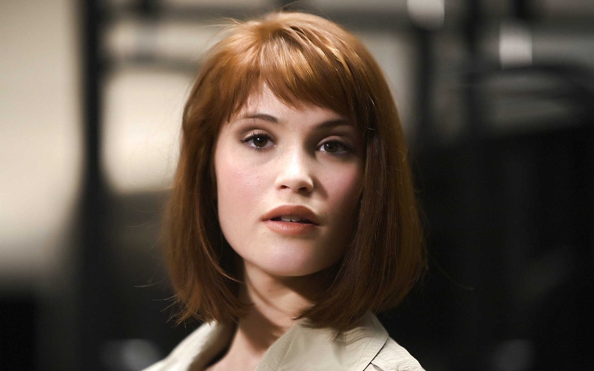 portrait femme fille adulte mode unique à l intérieur flou entreprise