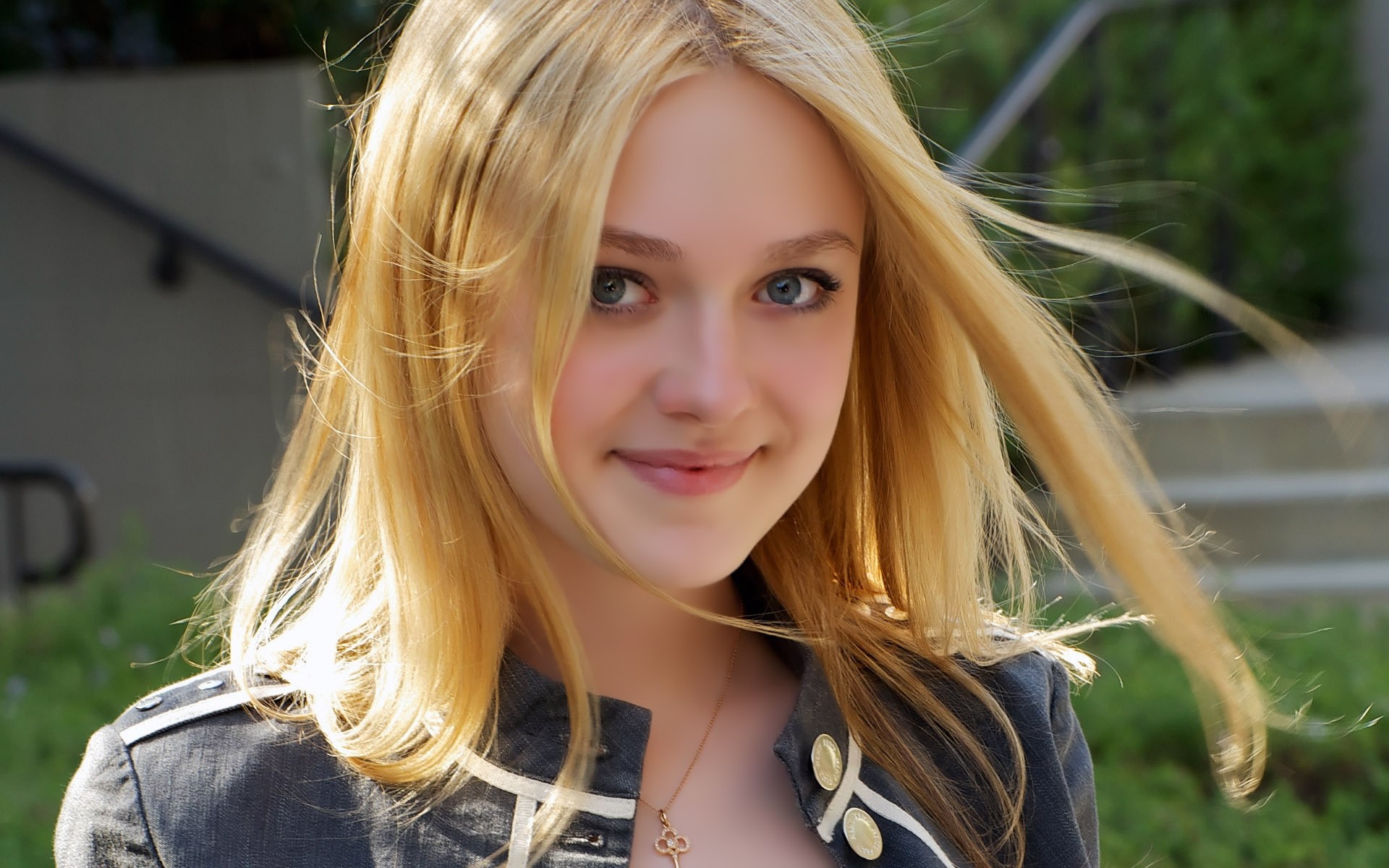 femme blonde fille jolie nature été portrait belle jeune mode sourire à l extérieur modèle mignon adolescents cheveux joie sexy actrice crépuscule dakota fanning célébrité