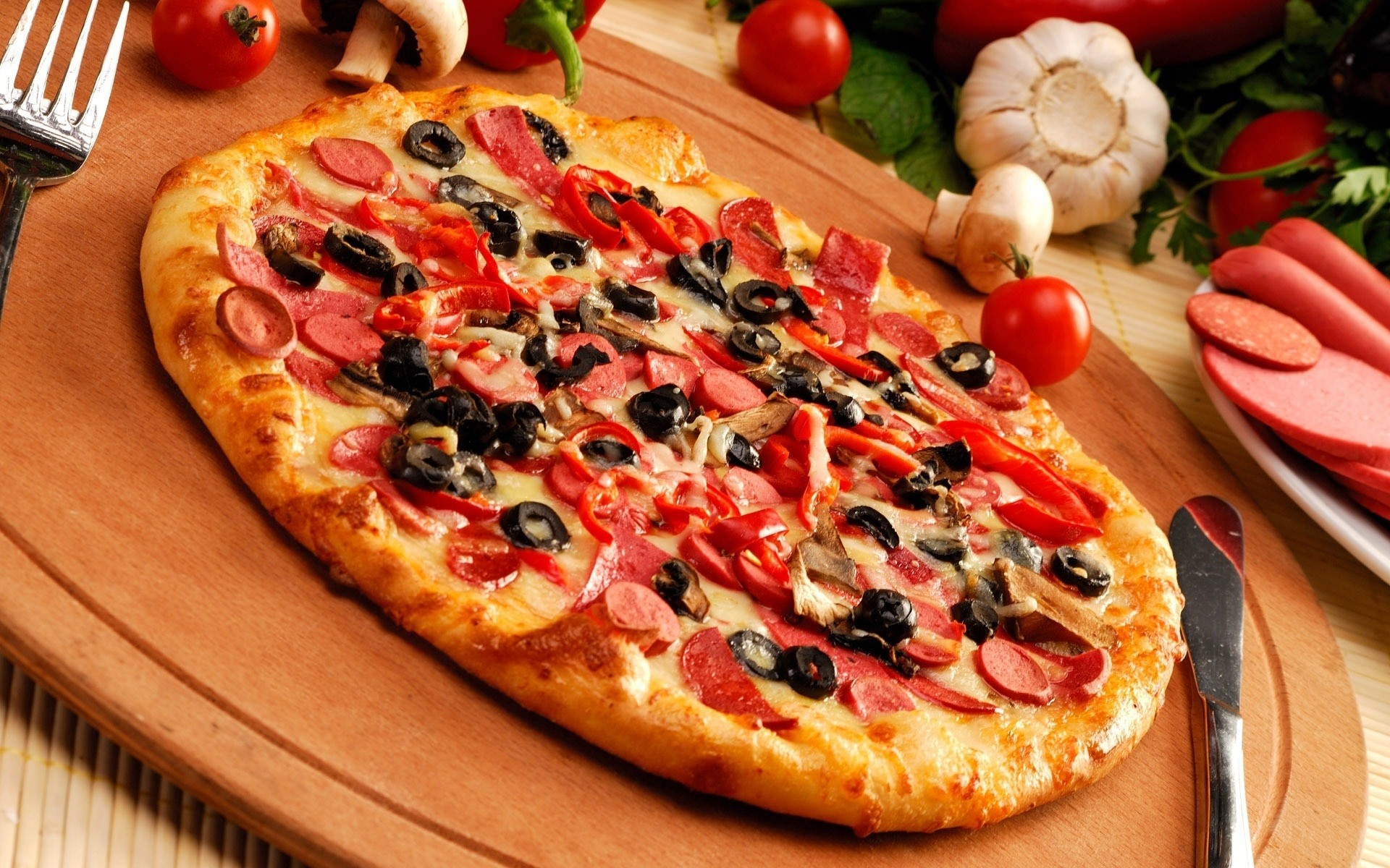 pizza pepperoni fromage pâte croûtes mozzarella salami rapide tomate repas rafraîchissement champignon jambon tranche suprême tarte déjeuner sauce alimentaire pâtisserie