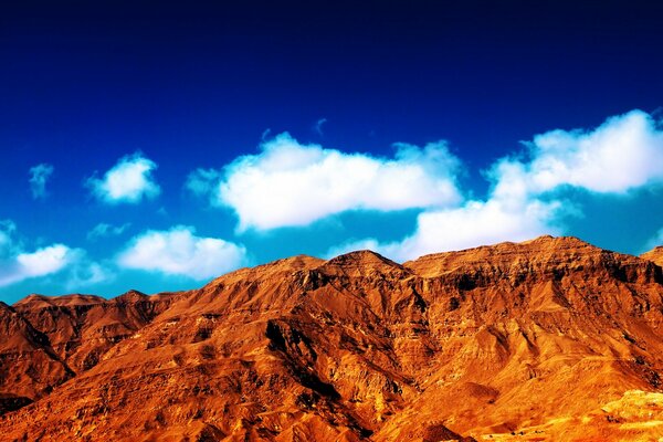 Montagnes de sable sous les nuages