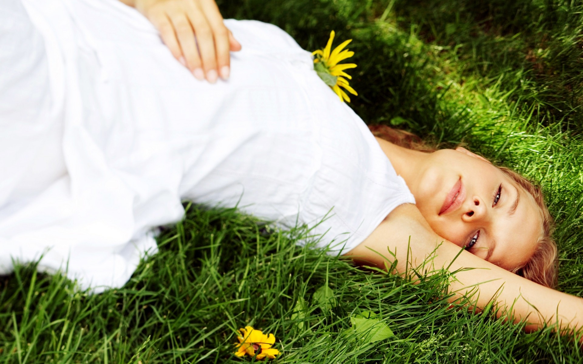 herbe détente pelouse nature été foin loisirs en plein air femme sommeil champ parc jeune reste belle fille mignon fleur bonheur femmes