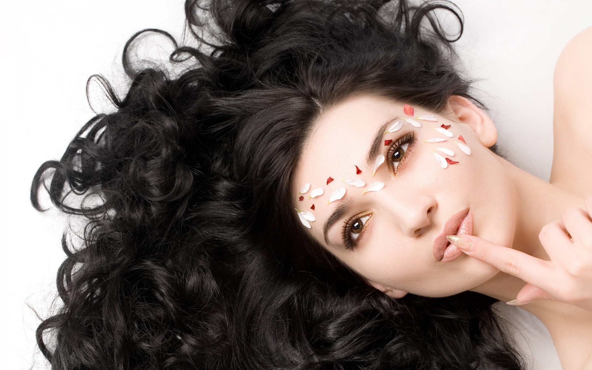 mode glamour femme bouclé sexy cheveux fille long modèle peau oeil portrait coifure jolie mignon lèvres élégant style femme