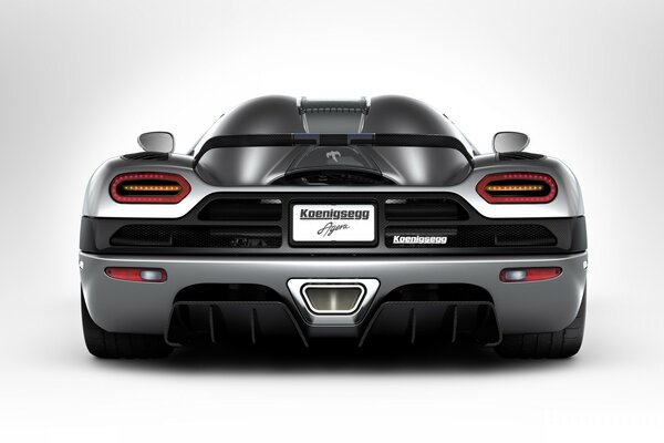 Voiture de sport sur fond blanc