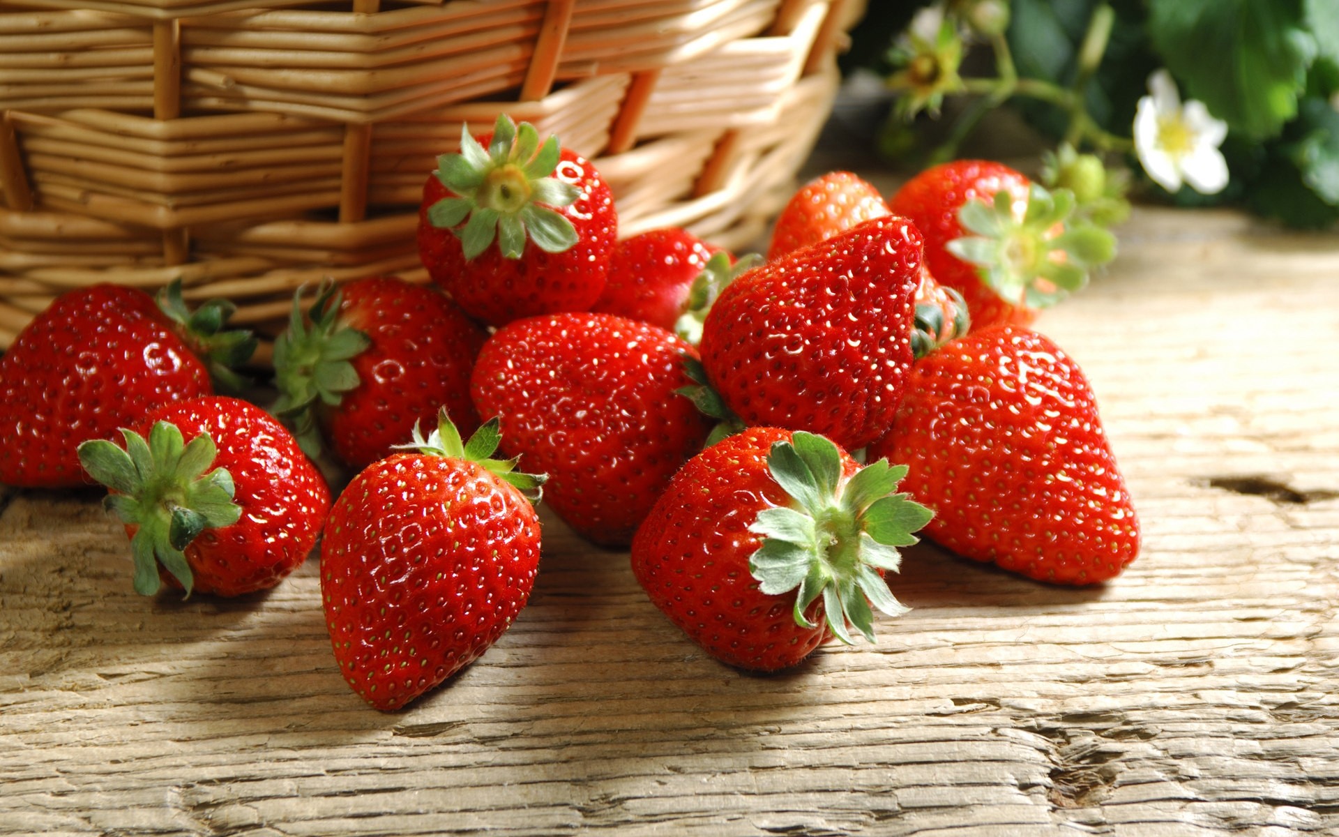 fraise fruits baie juteuse alimentaire en bonne santé délicieux doux santé délicieux confiserie panier alimentaire régime alimentaire jardin rafraîchissement fraîcheur pâturage feuille fruits rouge