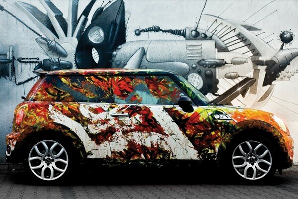 Mini voiture avec motif sur le côté