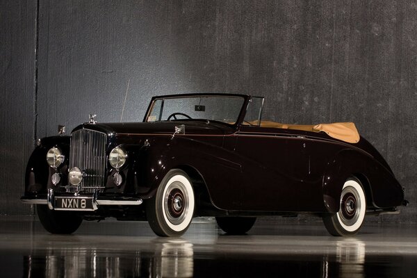Voiture Vintage noire avec haut ouvert