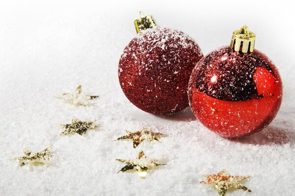 Lva boule rouge dans la neige