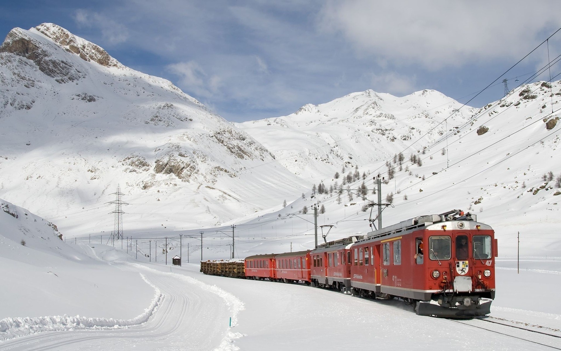 neige hiver piste montagnes froid système de transport voyage station scénique neigeux voiture glace lumière du jour colline paysage pic de montagne haute locomotive arrière-plan