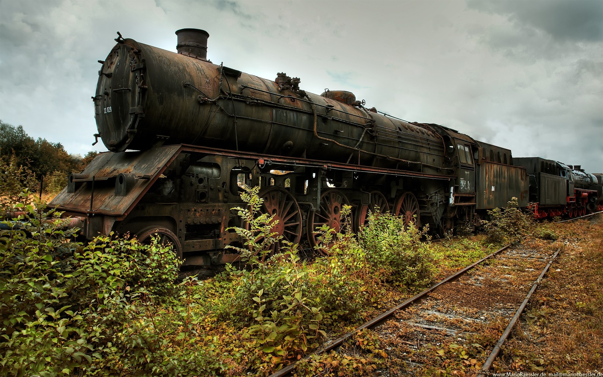 train chemin de fer système de transport moteur piste abandonné rust wagon vintage voyage vieux voiture charbon rouillé industrie couple à l extérieur arrière-plan