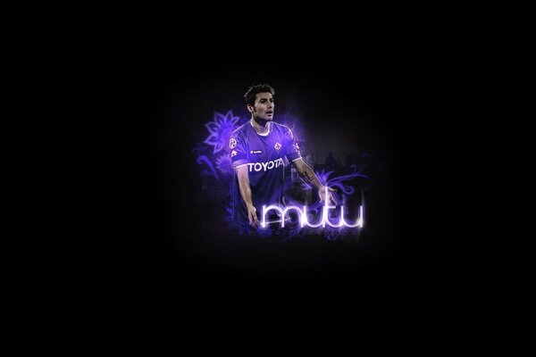 Footballeur en uniforme violet sur fond noir
