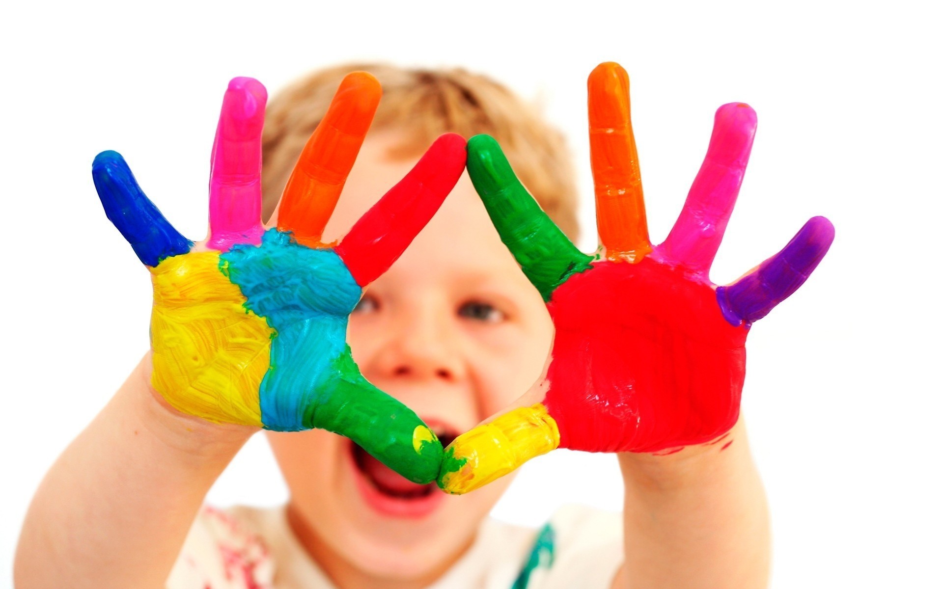 enfant isolé amusant préscolaire bigarré salissant la créativité plastique drôle lumineux rubberize jouet arts et métiers mains joie couleur couleurs jeu image