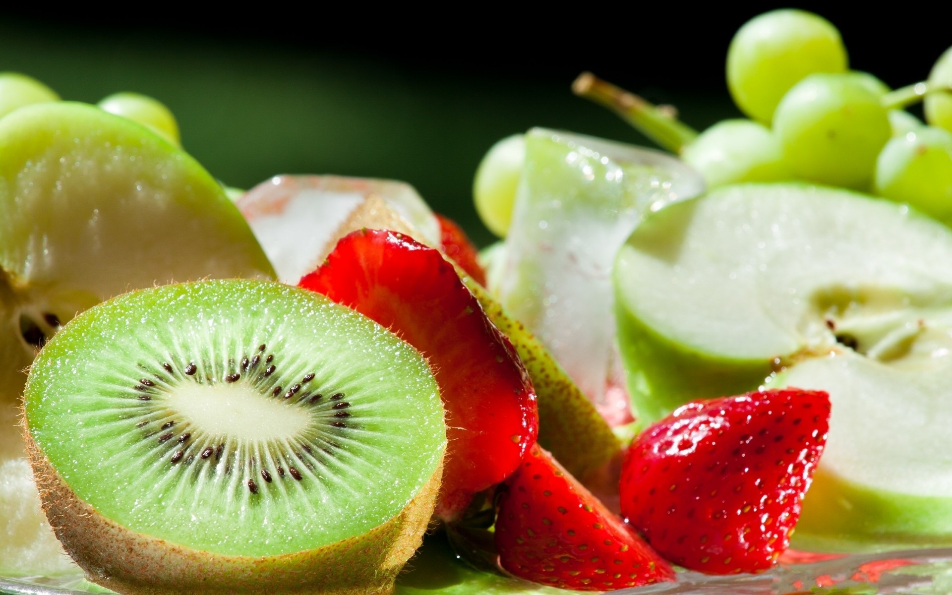 fruits repas juteux kiwi doux fraise santé en bonne santé confiserie alimentaire baie délicieux tropical vitamine régime alimentaire rafraîchissement été feuille fraîcheur pomme raisin fraise poires