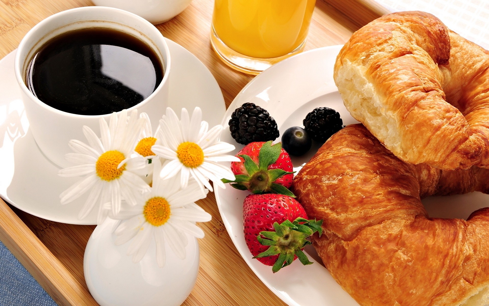 petit déjeuner café aube coupe délicieux alimentaire chaud croissant boire sucre sucré pâtisserie espresso plaque confiture rafraîchissement pain soucoupe traditionnel fraise jus alimentaire