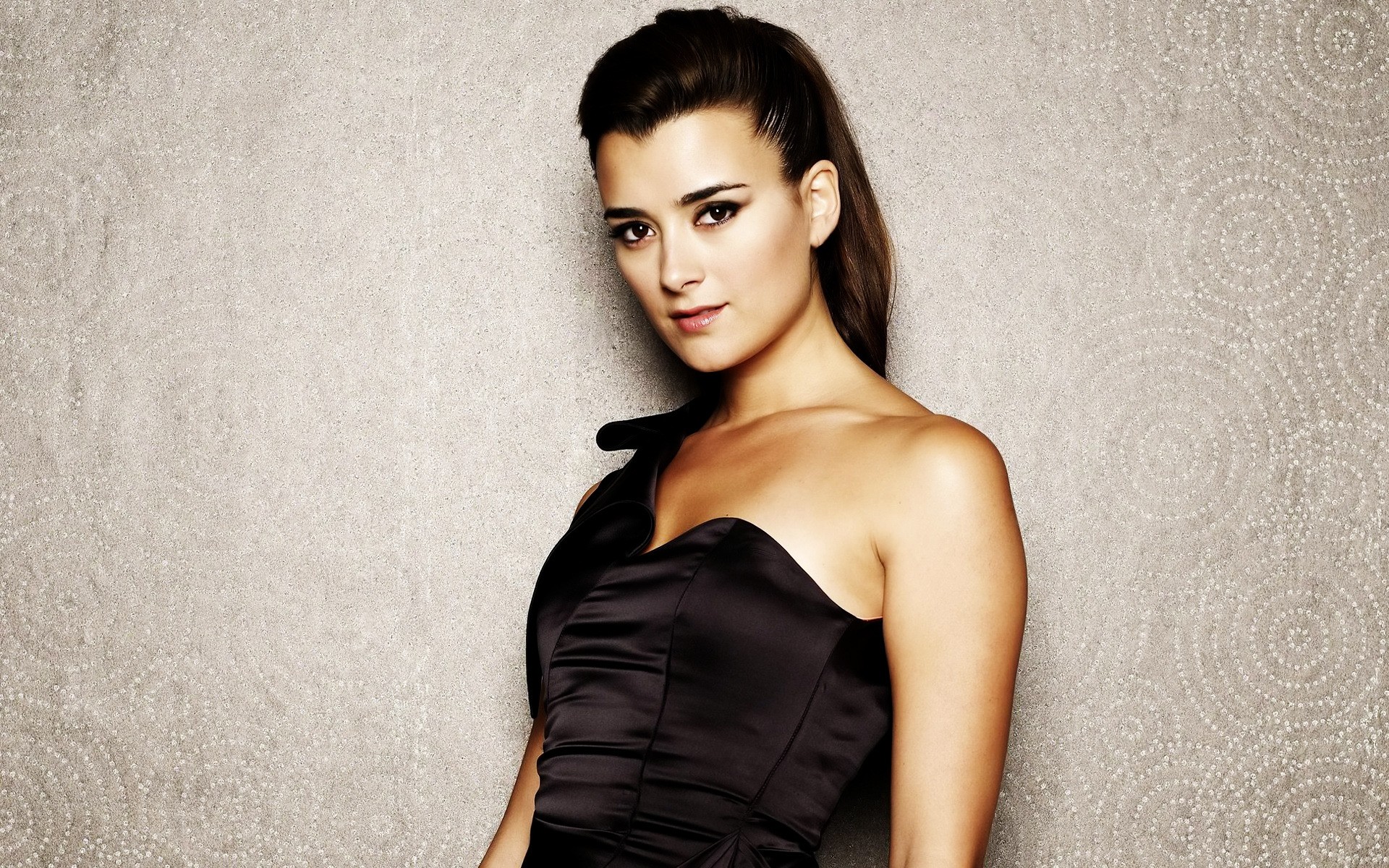 mode femme portrait fille modèle glamour sexy élégant porter brunette actrice femme célébrité artiste