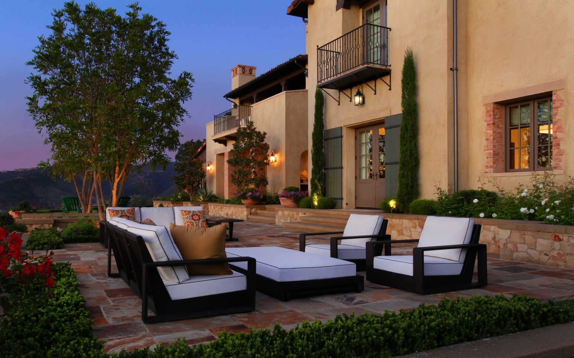 architecture maison maison patio maison place lumière du jour voyage à l extérieur hôtel arbre rue chaise ville balcon de luxe famille jardin nuit lumière