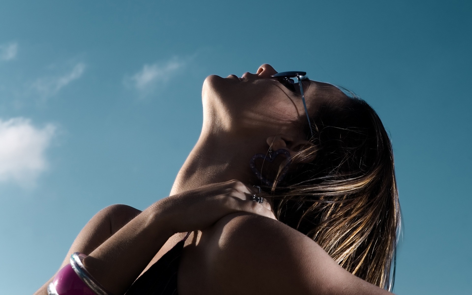 femme fille nu mode sexy portrait modèle ciel unique glamour amour érotique adulte plage soleil cheveux vue latérale peau à l extérieur