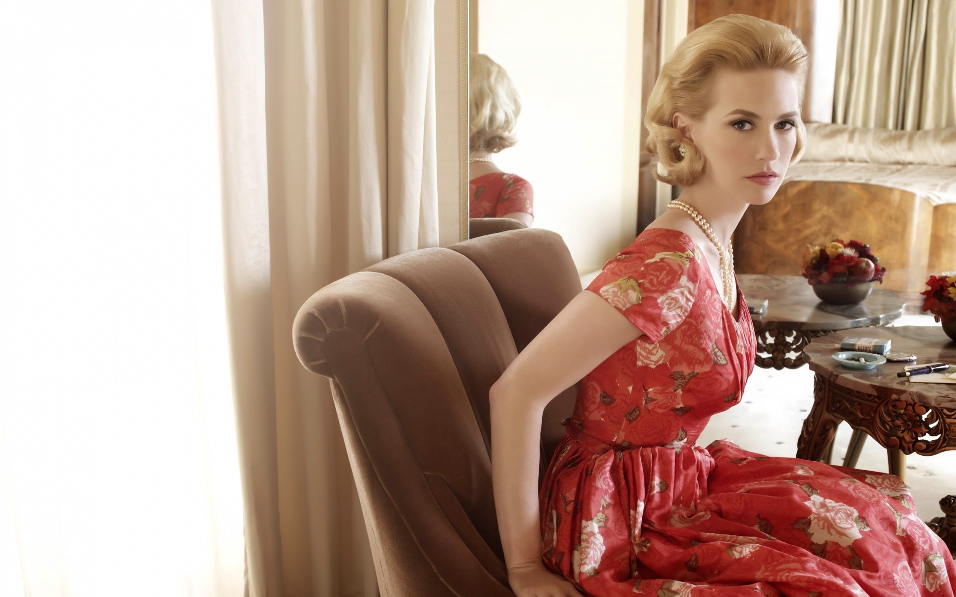 femme chambre à l intérieur adulte meubles fille unique mode canapé s asseoir belle luxe famille