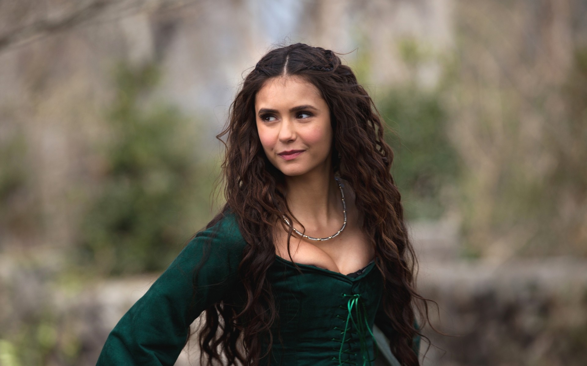 nature à l extérieur femme portrait fille mode été automne joli beau temps un vampire actrice sourire