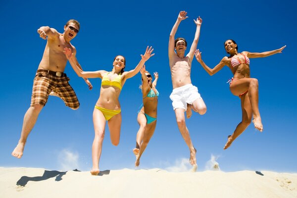 Photo dans le saut de l été sur la plage