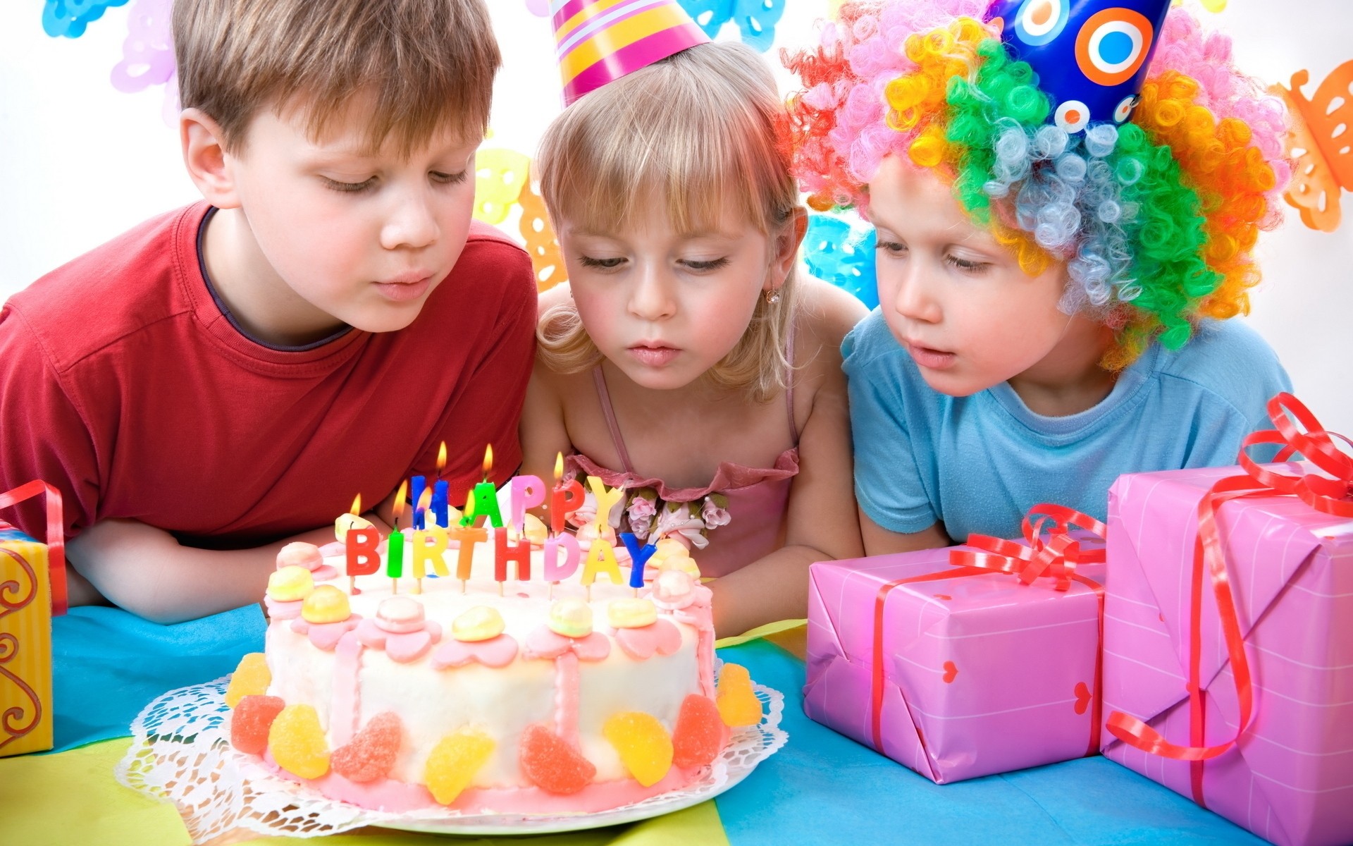 enfant anniversaire plaisir mignon peu gâteau d anniversaire vacances gâteau bonbons préscolaire pâtisserie bonheur joie jouet fille famille noël partie cadeau maternelle enfants garçons filles