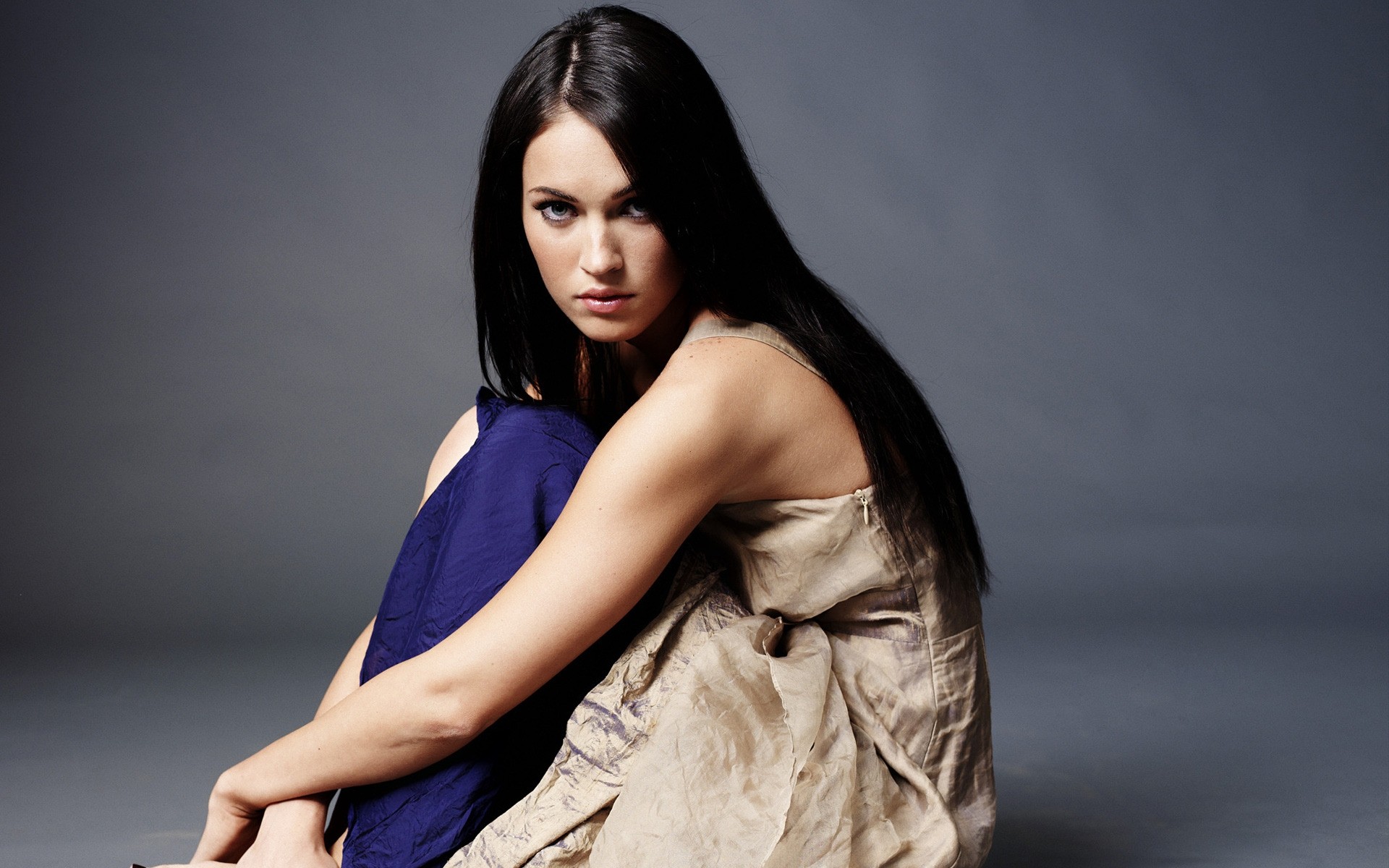 mode femme portrait glamour modèle sexy fille élégant un brunette jolie actrice photo visage sérieux