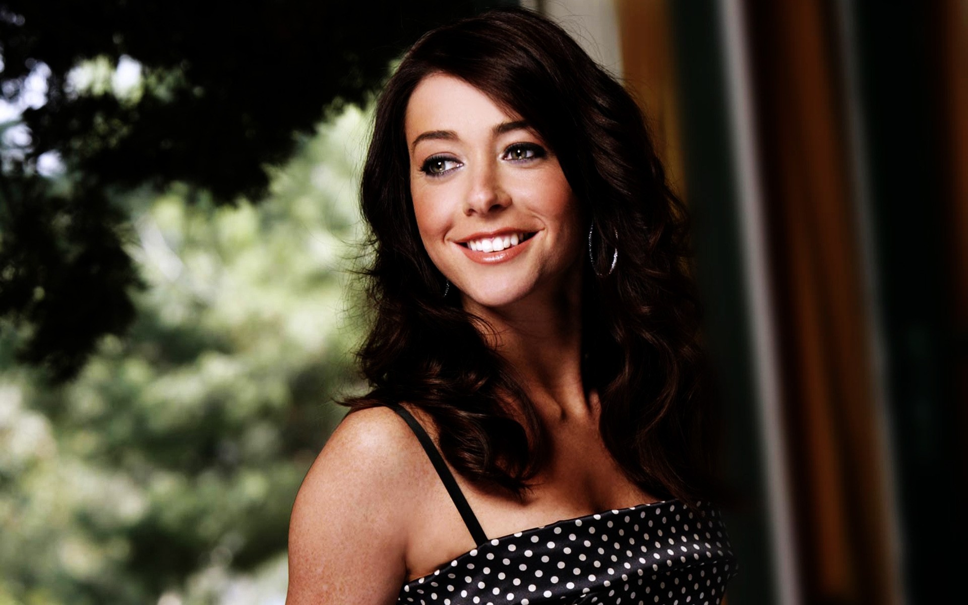 femme mode portrait unique glamour brunette sexy expression faciale jolie fille célébrité actrice sourire alison hannigan femmes