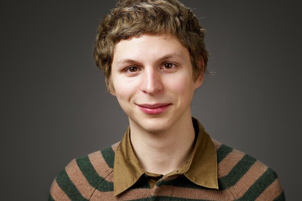 Portrait d un jeune homme souriant