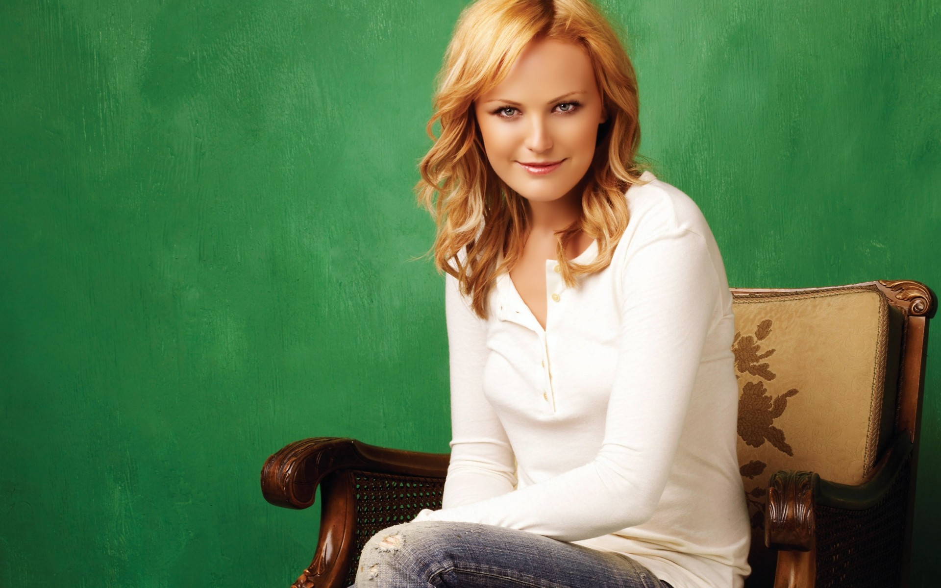 femme unique portrait adulte porter à l intérieur s asseoir fille actrice photo image photo