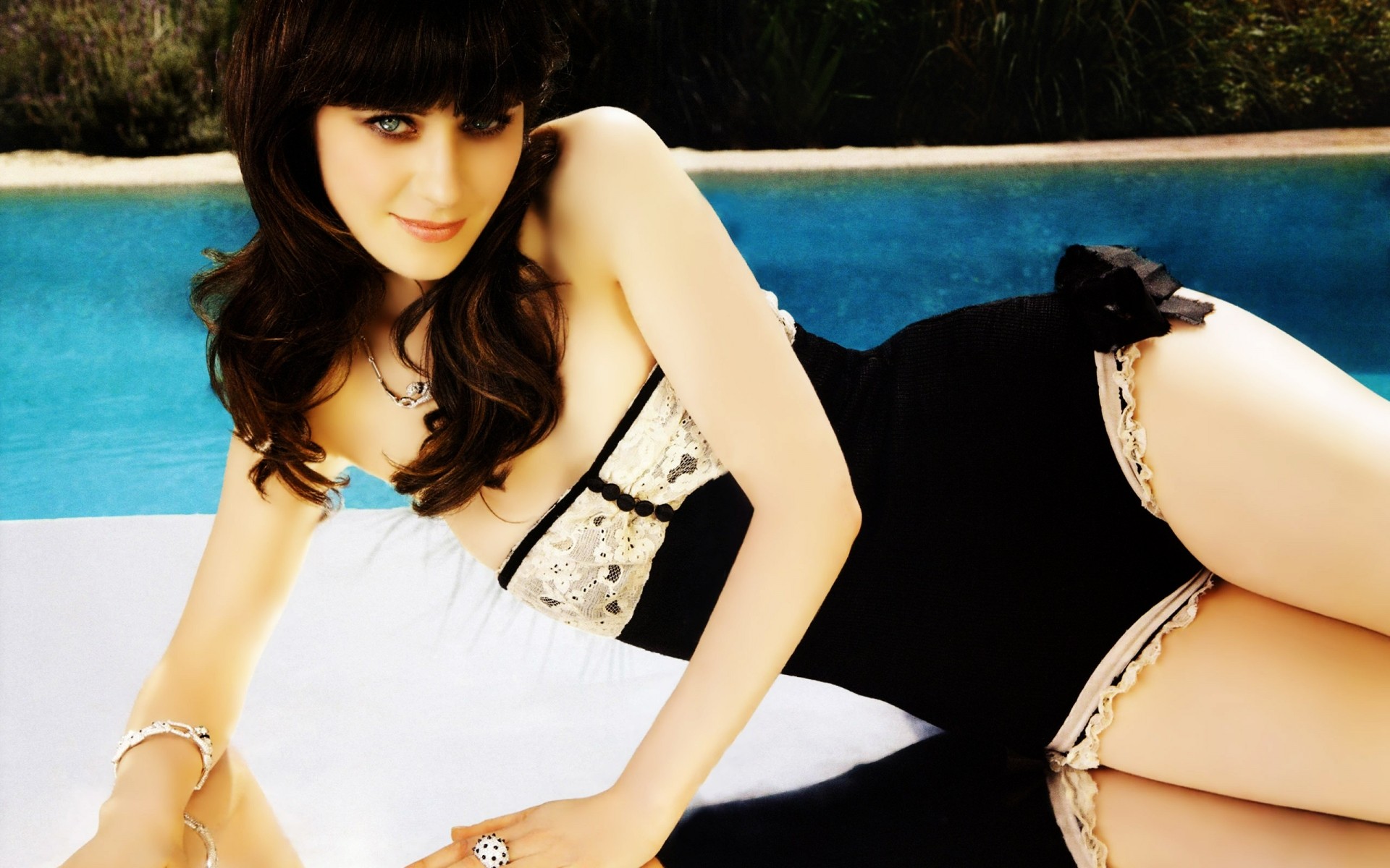 femme loisirs mode été portrait fille bikini eau détente sexy piscine loisirs magnifique