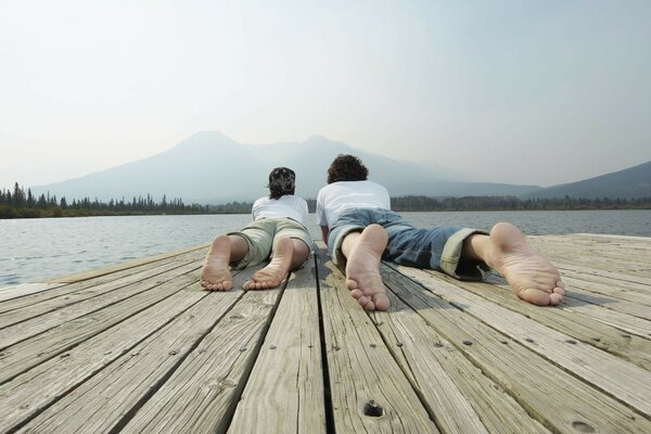 Couple d amoureux se repose et regarde l eau