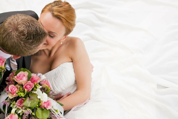 Photo de mariage d un couple sur fond blanc