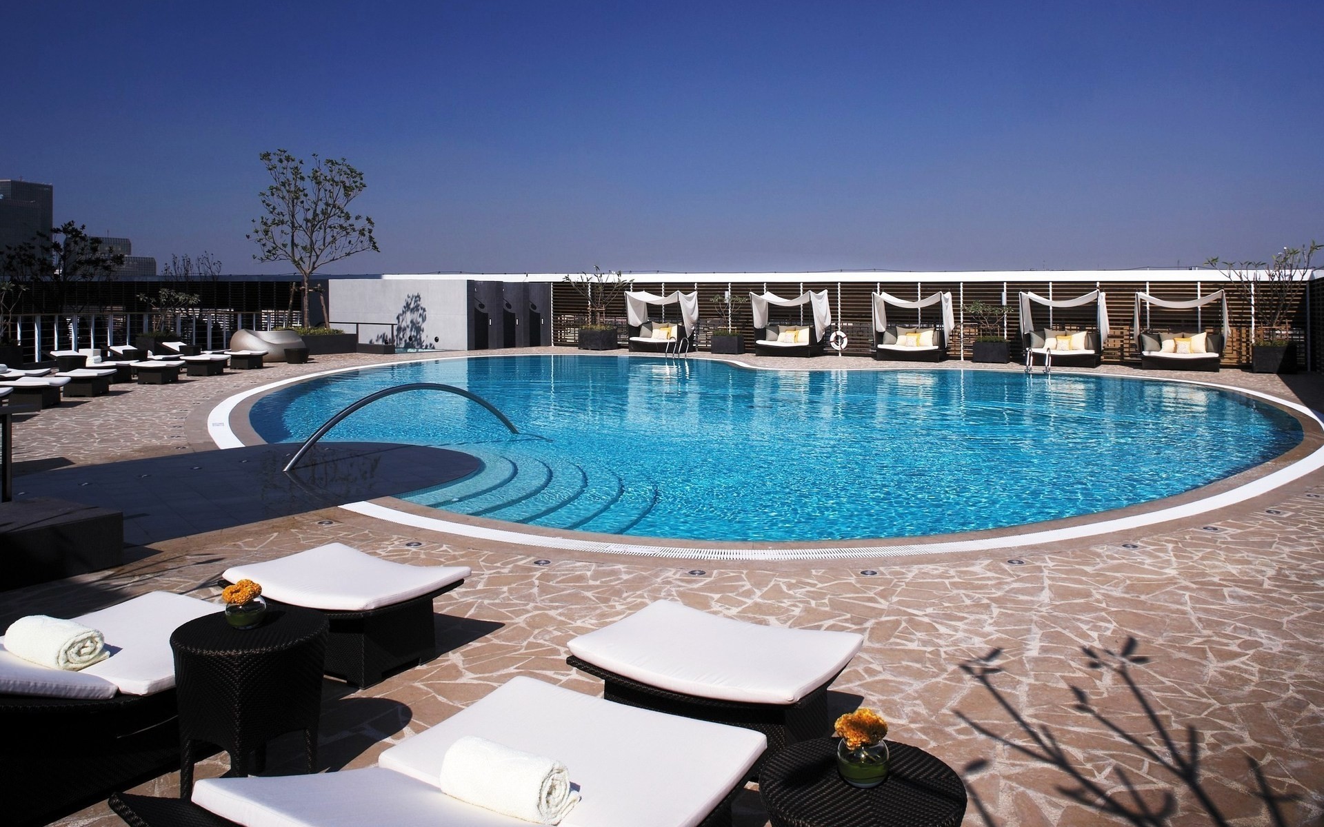 piscine eau natation luxe voyage piscine hôtel loisirs chaise au bord de la piscine loisirs vacances station moderne à l extérieur ciel été relaxation conception fond