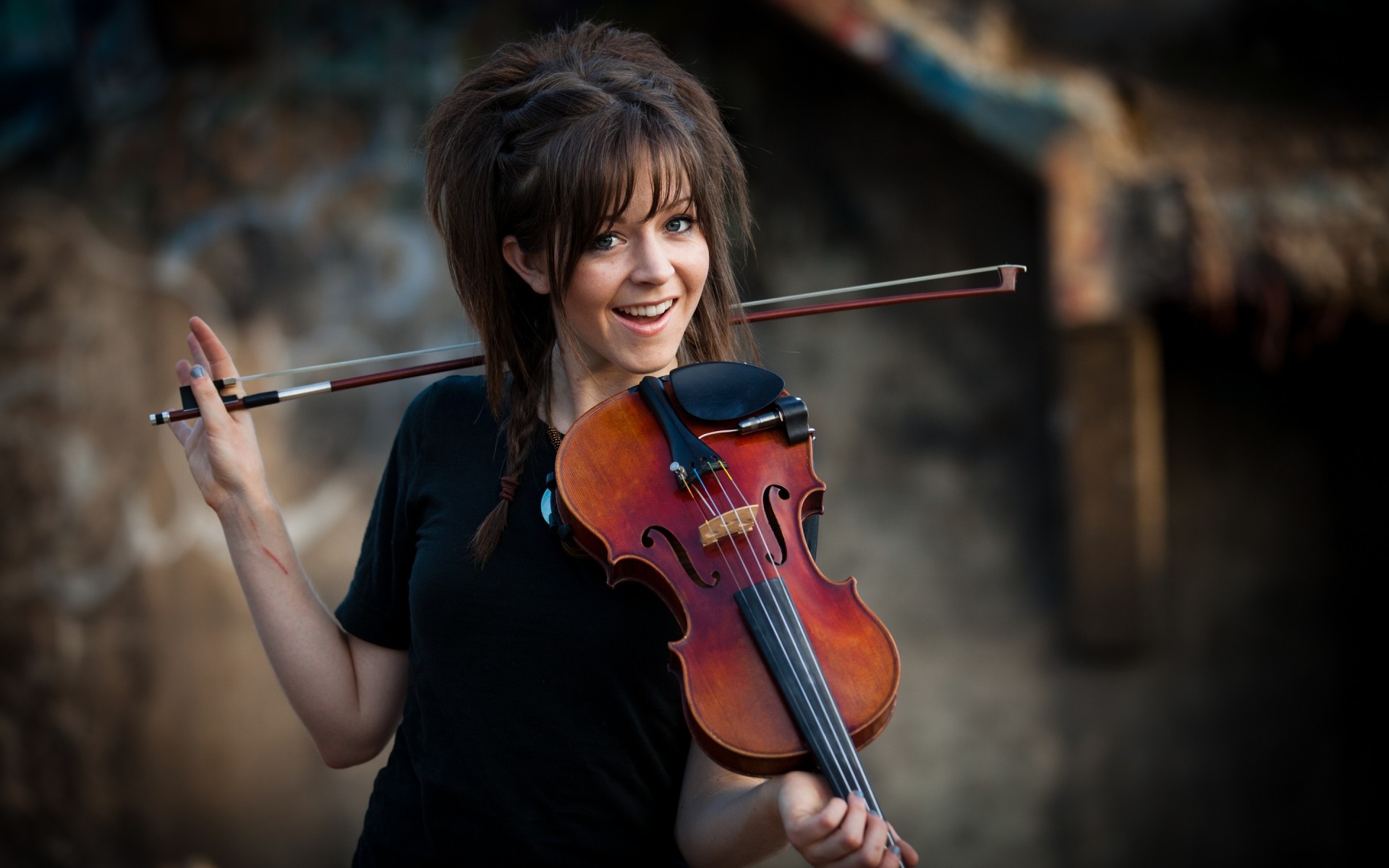 musique violon musicien performance un concert violoniste festival femme instrument sourire fille brunette