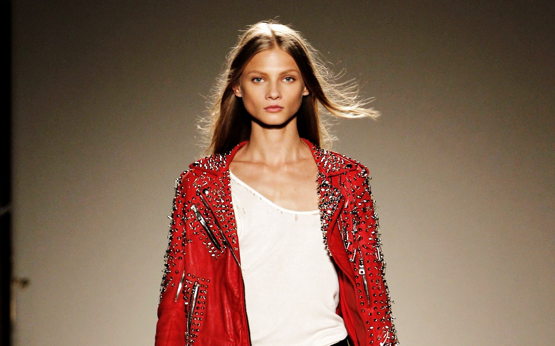 portrait mode femme fille modèle porter adulte belle unique sexy studio jolie robe glamour