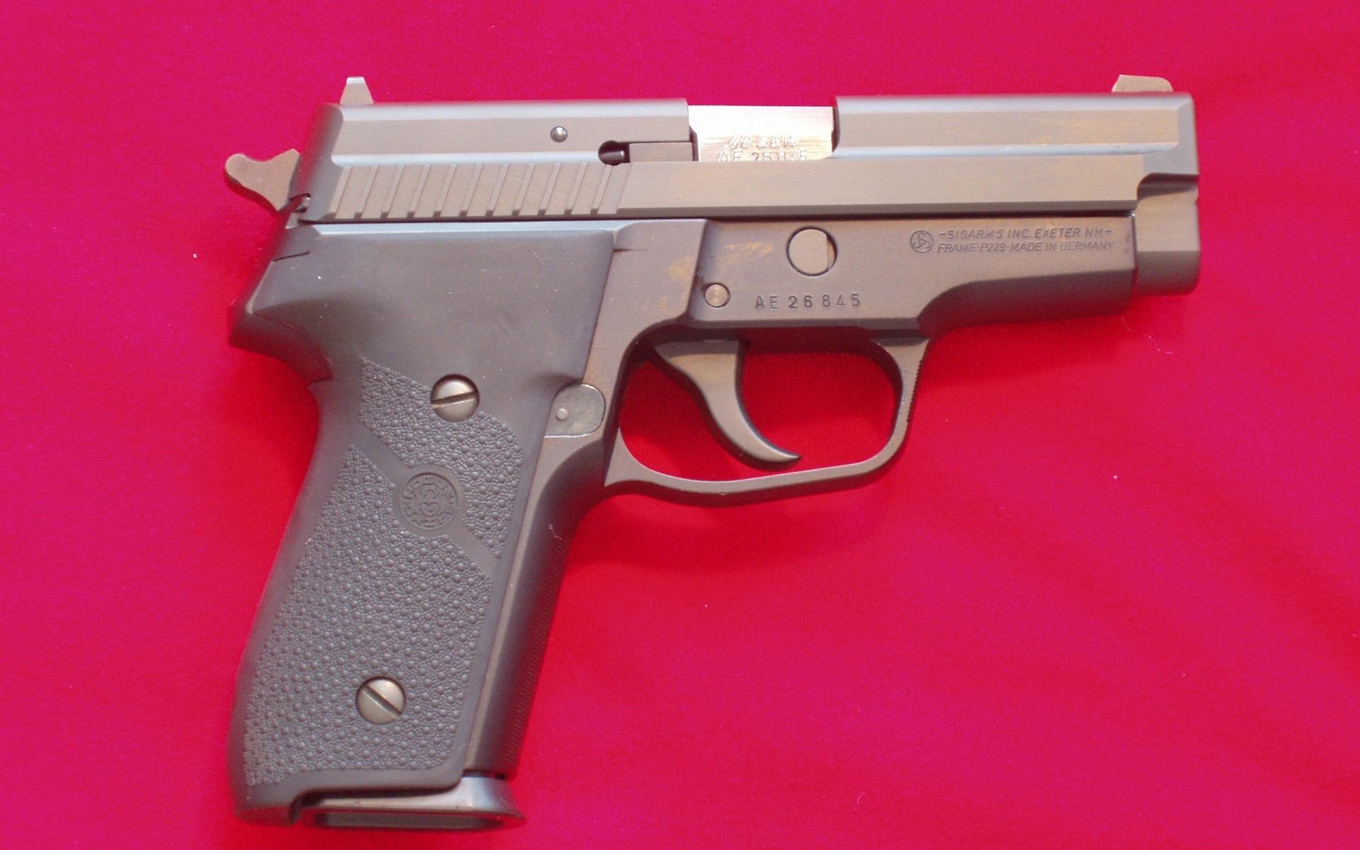 pistolet arme pistolet crime munitions force sécurité déclencheur danger balle capteur nagan police sécurité défense armée acier défense fond rose