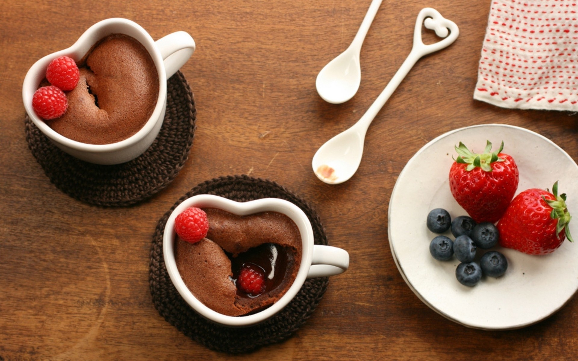 fruits doux alimentaire baie fraise cuillère bol petit déjeuner crème délicieux produits laitiers grandir aube coupe lait gros plan framboise sucre nature morte fraise framboise mûre chocolat