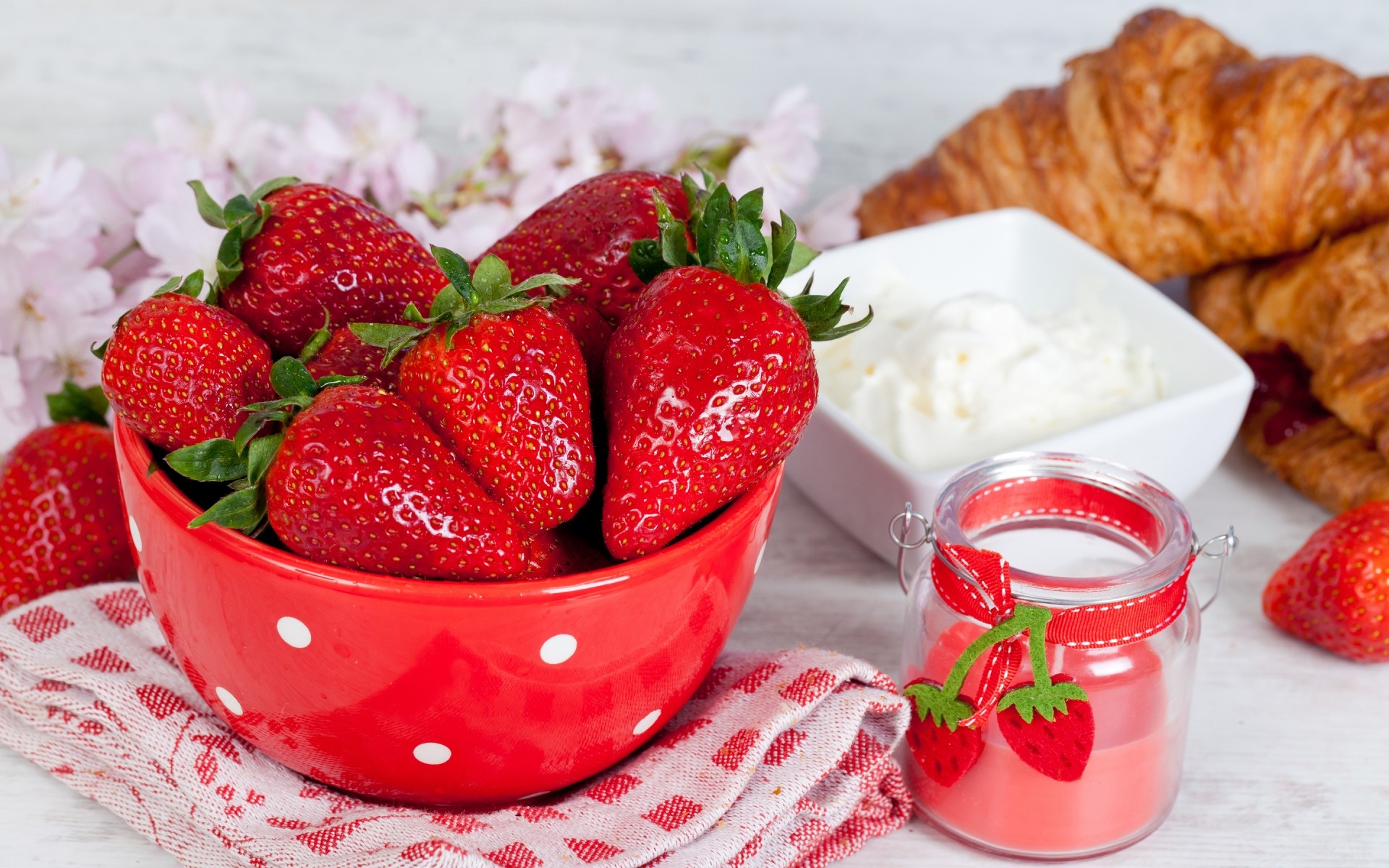 fraise alimentaire délicieux petit déjeuner doux baies fruits confiture alimentaire rafraîchissement fait maison sucre santé crème bol en bonne santé délicieux croissants serviette baies dessert bonbons fruits