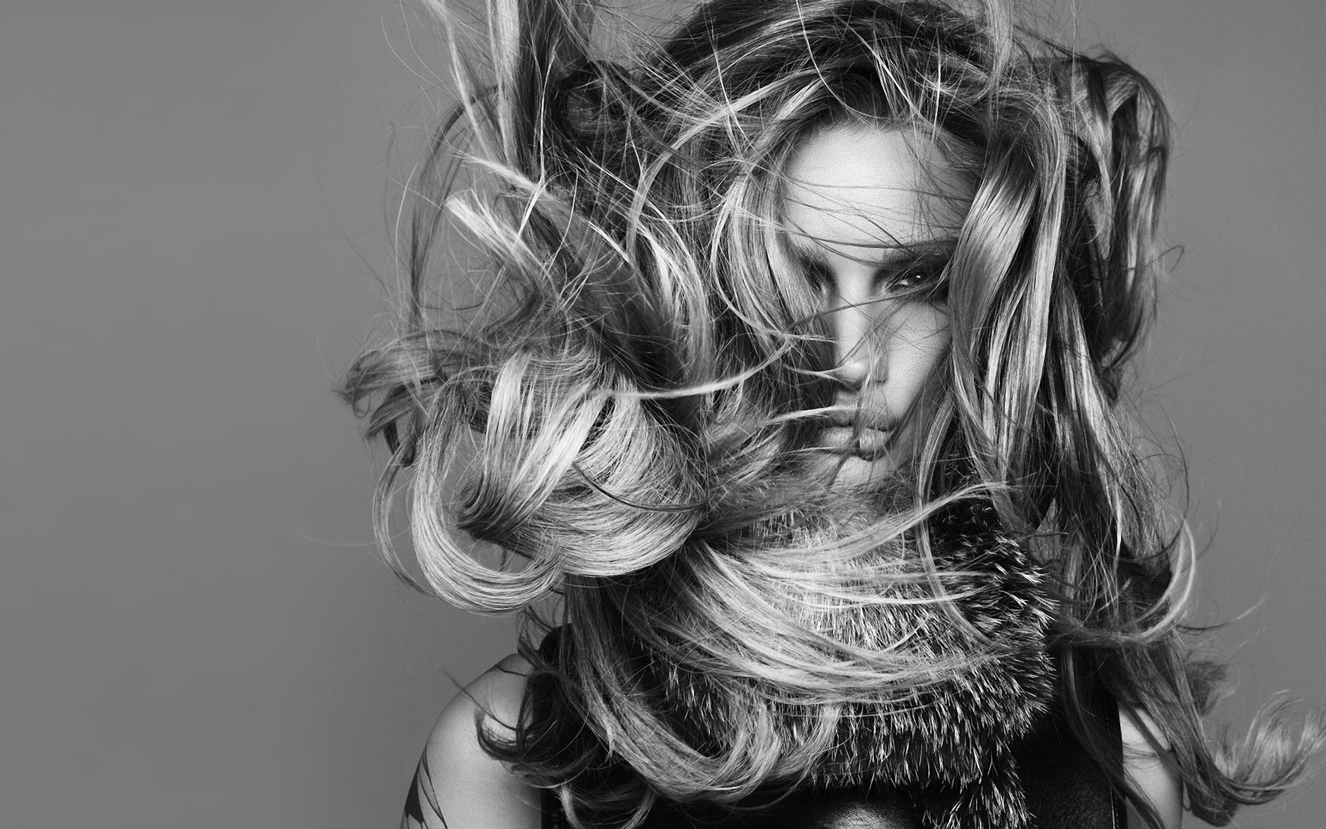 portrait monochrome fille modèle mode cheveux femme belle adulte coiffure vent glamour sexy visage un studio style