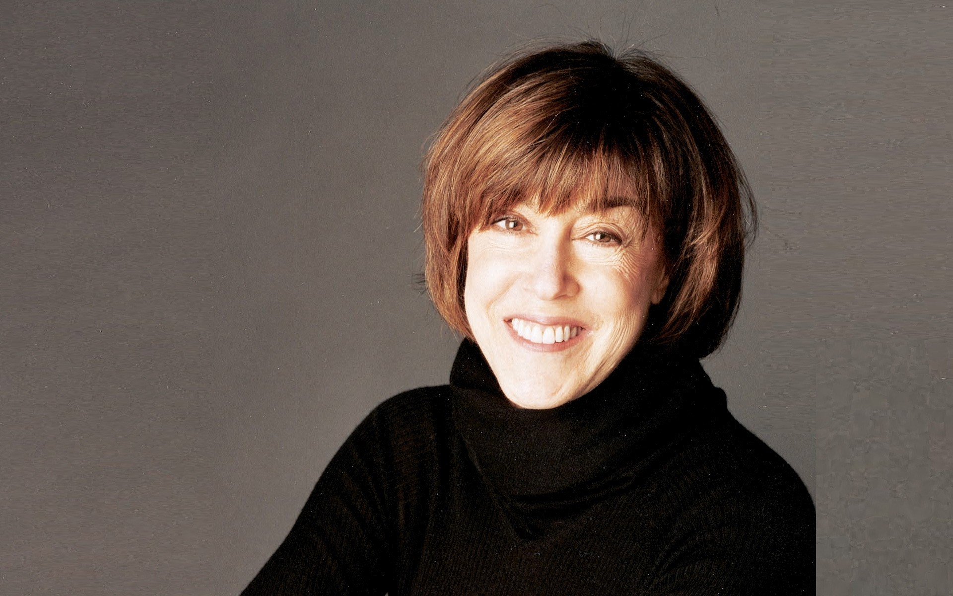 portrait seul adulte expression faciale porter fille femme chandail visage sourire femme qui rit fond