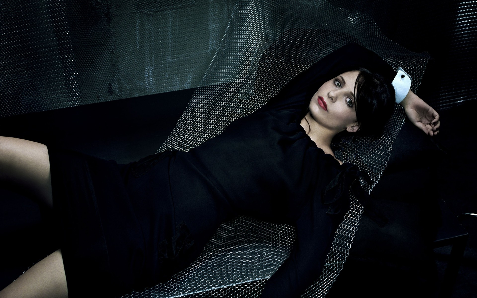 mode modèle portrait sexy femme glamour fille sombre élégant robe noire canapé chambre fond