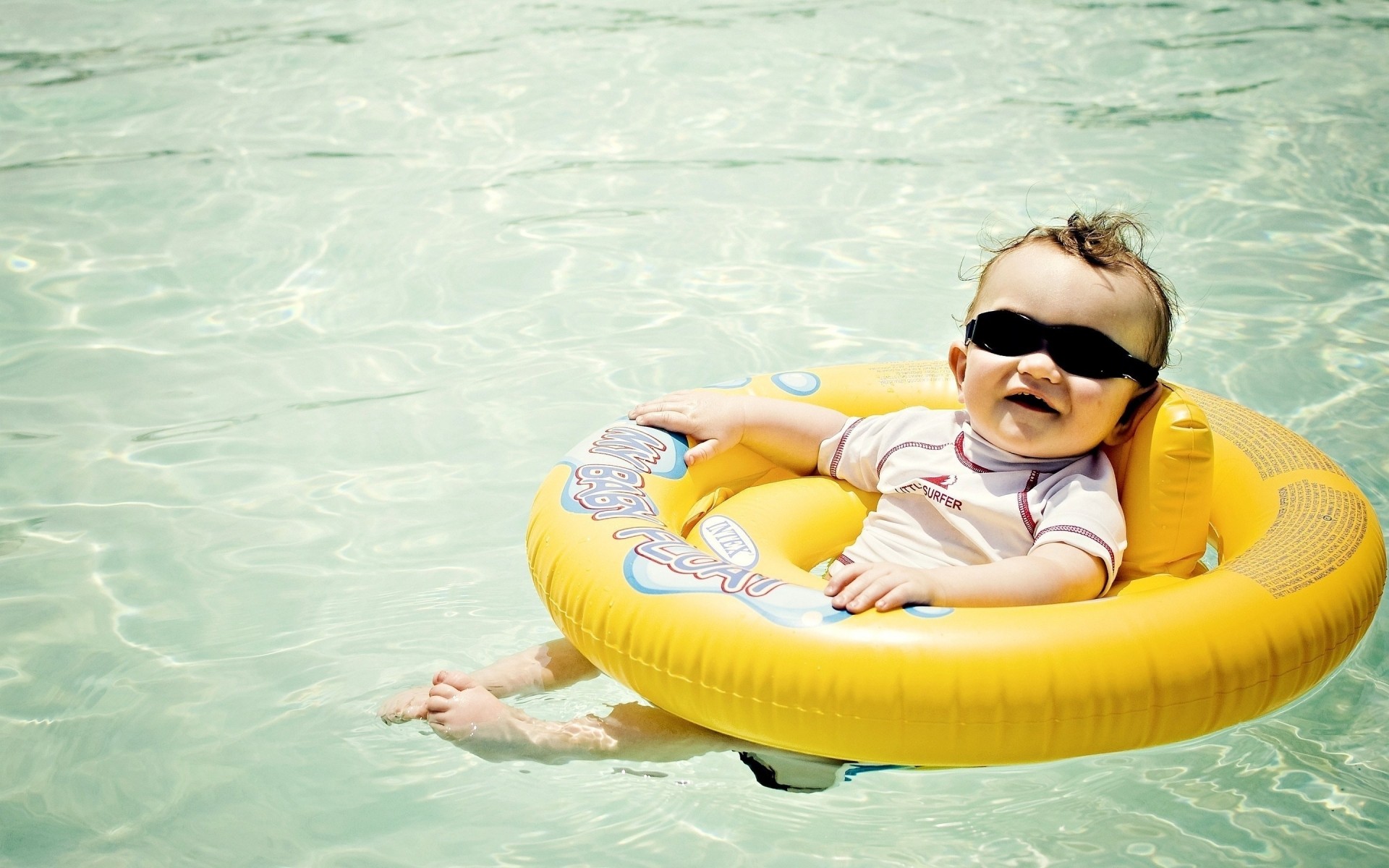 eau natation piscine piscine loisirs été vacances loisirs humide voyage enfant mer plaisir océan plage drôle enfant lunettes de soleil