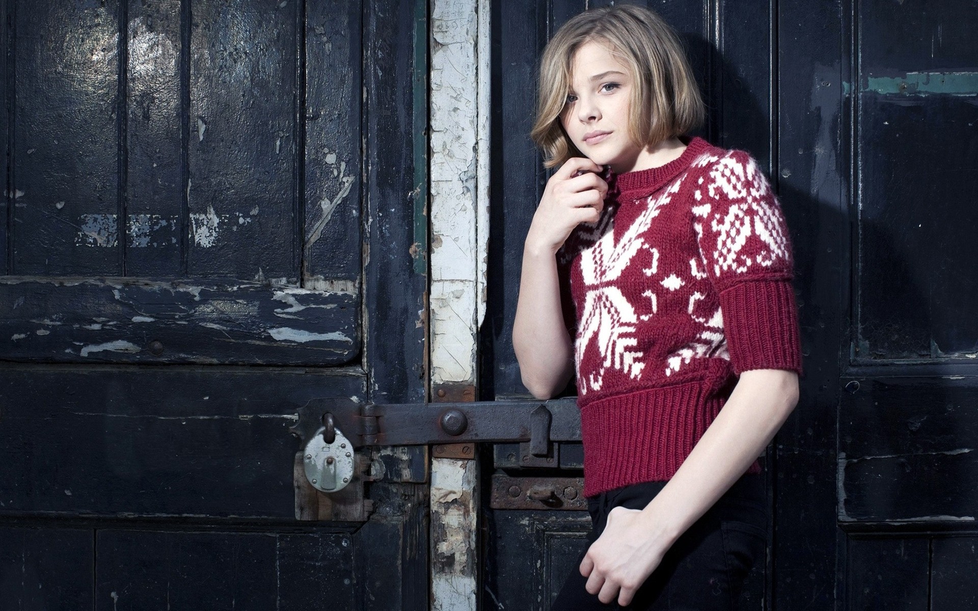 femme un portrait adulte mode porte porter fille sexy actrice hollywood coup de pied action chloé moretz