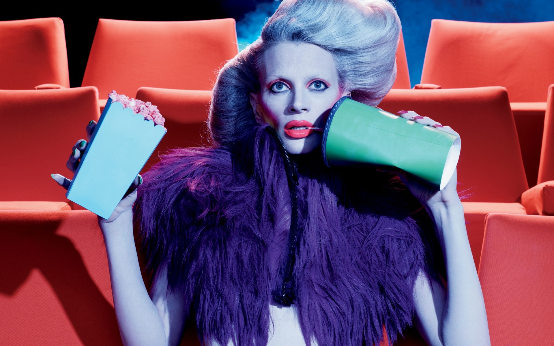 femme à l intérieur s asseoir plaisir un place mode célébrité drôlement modèle kristen mcmenamy