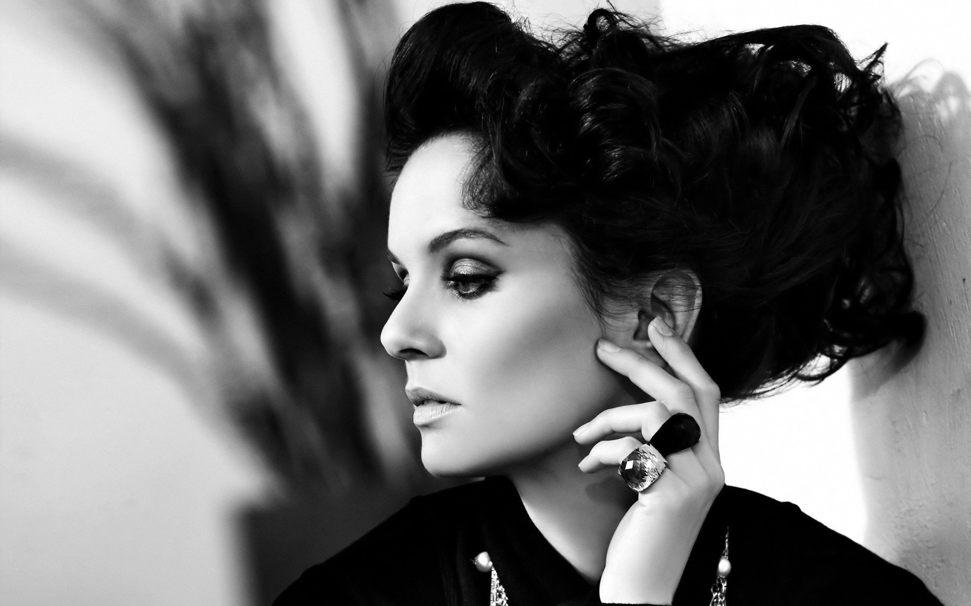 monochrome portrait femme mode modèle glamour fille adulte coiffure unique sexy miroir oeil bijoux noir et blanc sarah wayne hollywood beau noir blanc