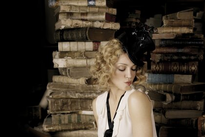 Fille au chapeau noir. Fille dans la bibliothèque. Livres anciens. Sorcière