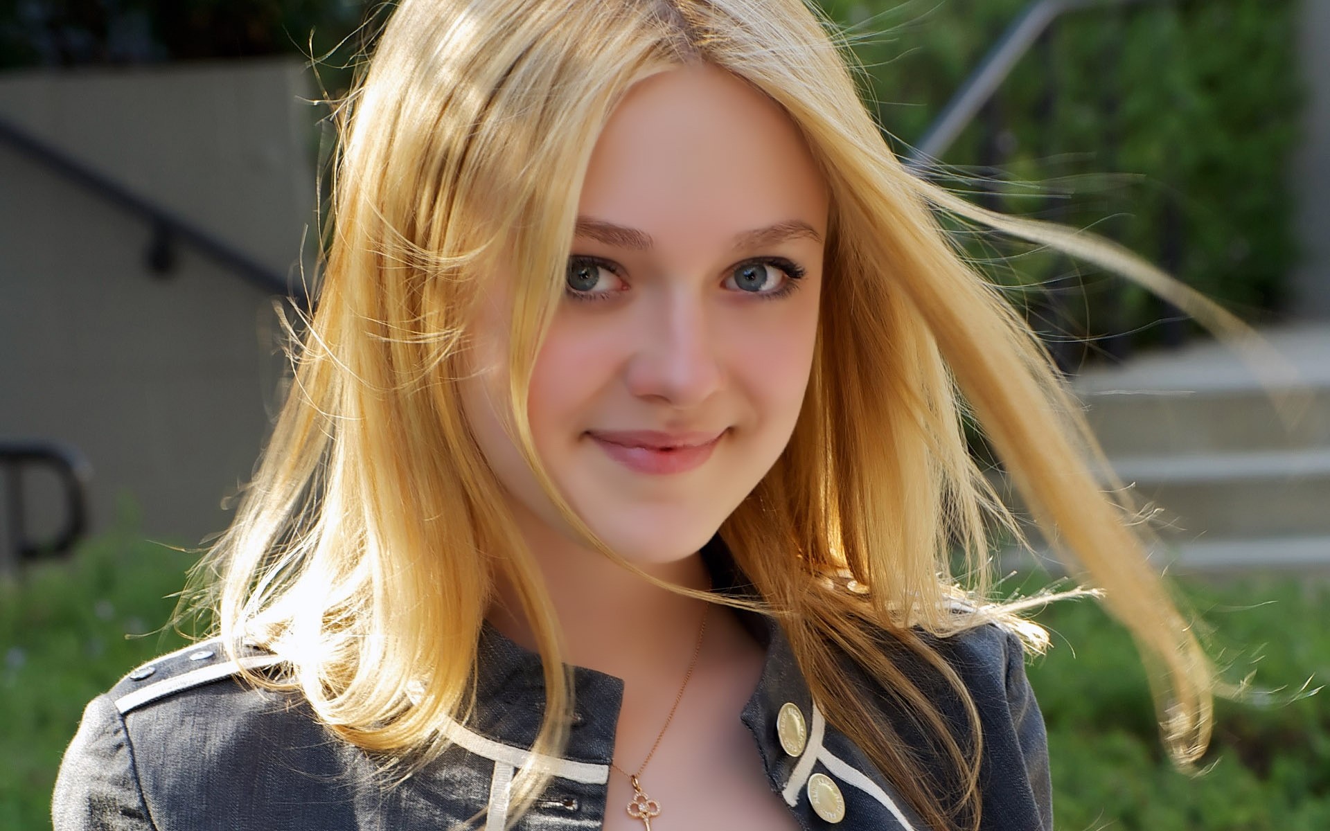 femme blonde fille jolie nature portrait belle été jeune mode à l extérieur sourire modèle adolescents mignon cheveux joie sexy actrice crépuscule dakota fanning célébrité