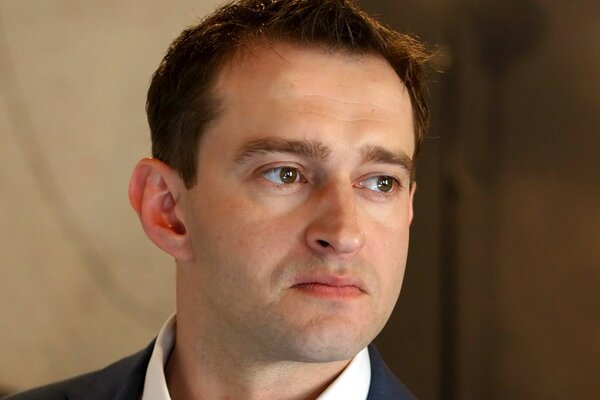 Portrait d un homme avec un regard triste