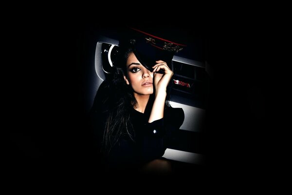 Fille sur fond de voiture sur fond noir