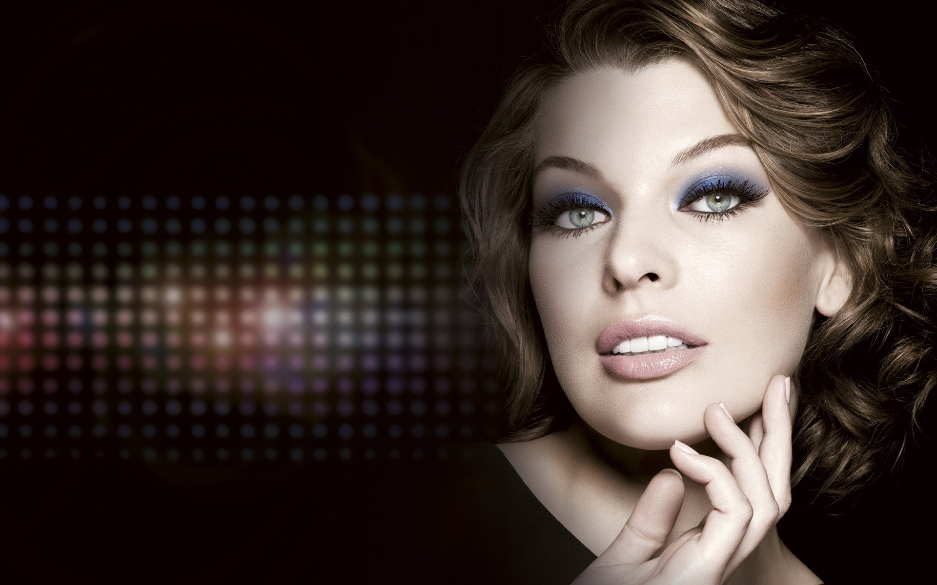 mode glamour femme élégant style sexy luxe oeil milla jovovich demeure du mal actrice célébrité babe